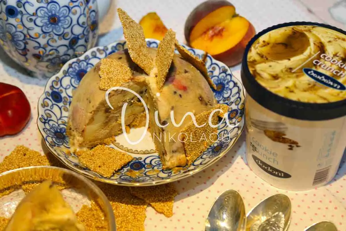 Τούρτα παγωτό cookie crunch με παστέλι και ροδάκινα