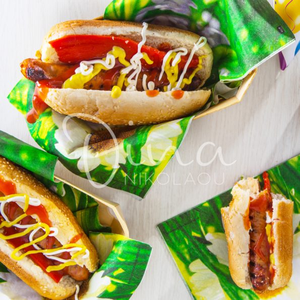 Hot-dogs avec saucisses Tzoumaia et mayonnaise maison