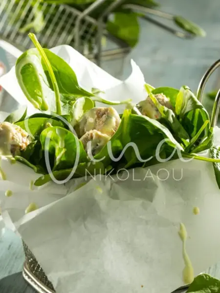 Σαλάτα με σπανάκι και κρεμοκεφτεδάκια λακέρδας