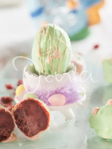 Αυγά πασχαλινά με γέμιση red velvet cake