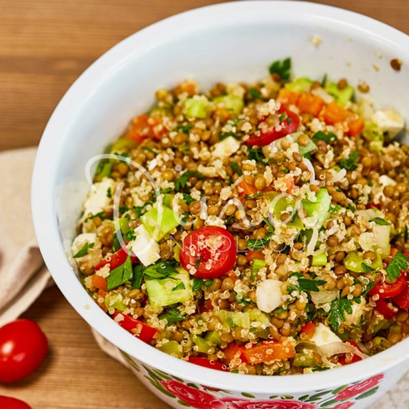 Salade de quinoa, lentilles, légumes et feta