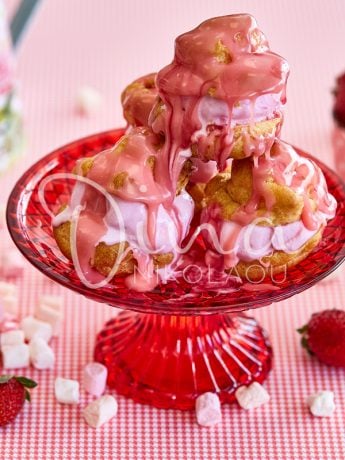 Σουδάκια με κρέμα φράουλα και ροζ σοκολάτα