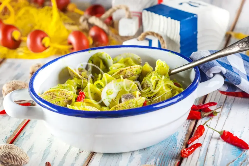 Χυλοπίτες alle vongole με πέστο μαϊντανού και τσίλι