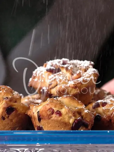 Brioche με cranberries και σοκολάτα με γεύση φράουλα