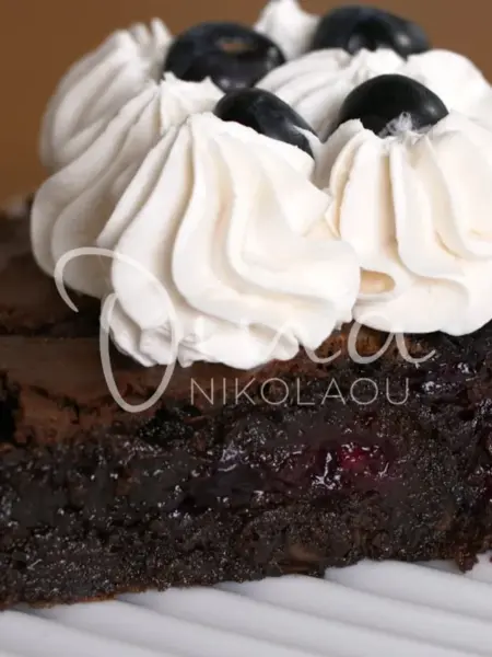 Brownies με δύο σοκολάτες και μύρτιλα