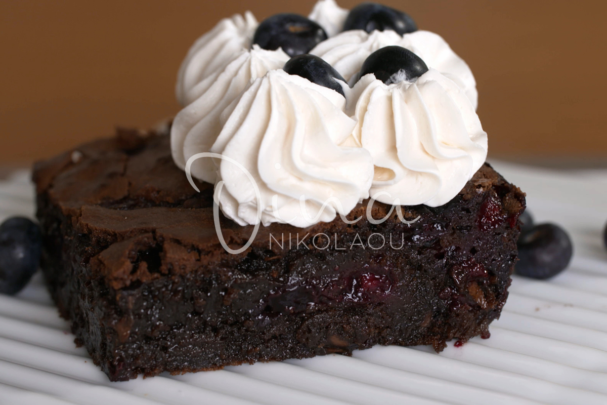 Brownies με δύο σοκολάτες και μύρτιλα