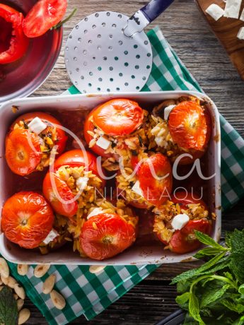 Ντομάτες γεμιστές με κριθαράκι, αμύγδαλα και δυόσμο
