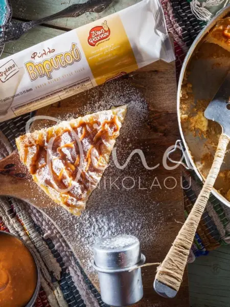 Γαλατόπιτα με σάλτσα καραμέλας