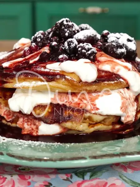 Pancakes με κόκκινα φρούτα