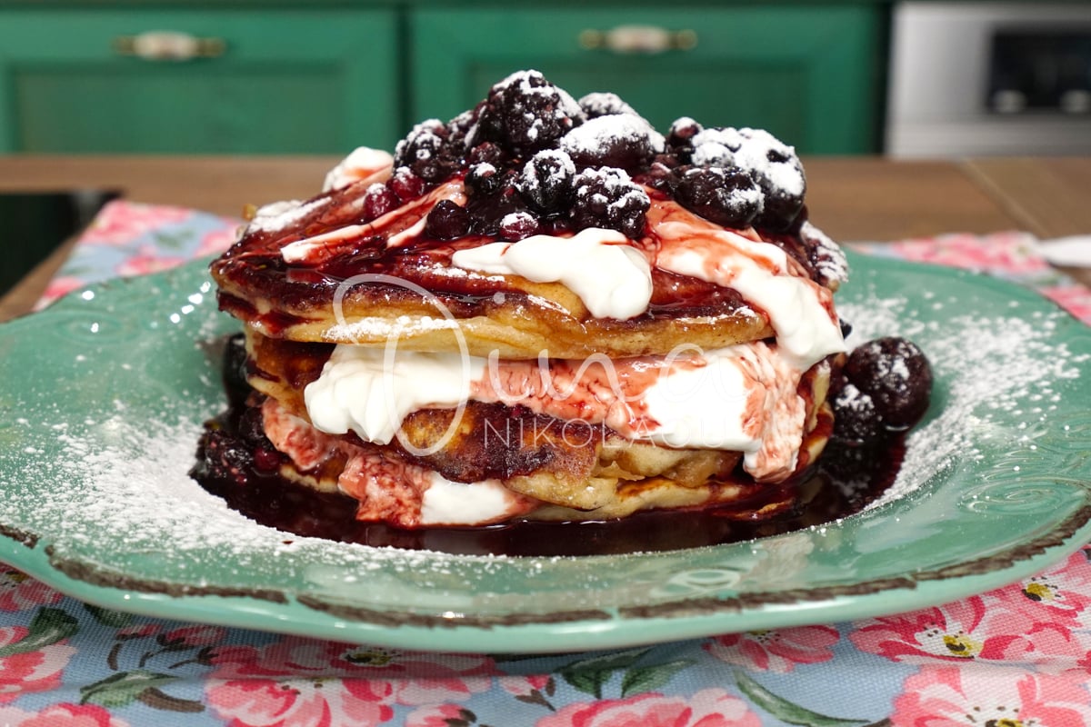 Pancakes με κόκκινα φρούτα