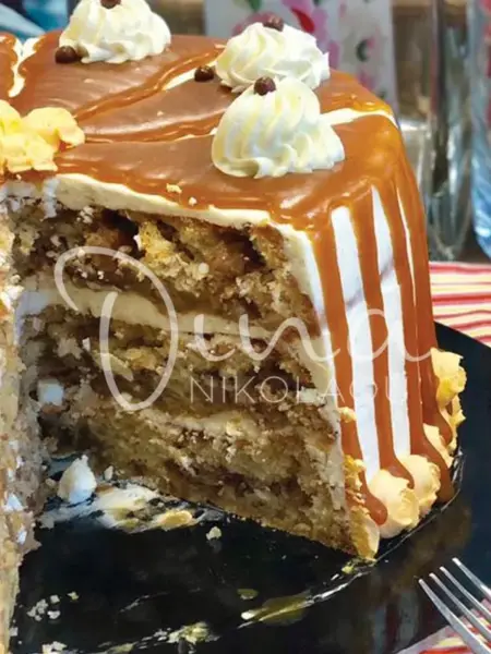 Τούρτα carrot cake με αφράτη βουτυρόκρεμα και σάλτσα καραμέλας￼