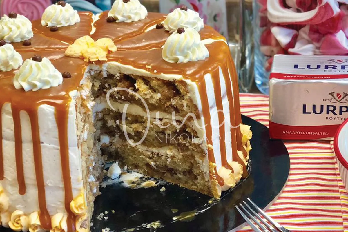 Τούρτα carrot cake με αφράτη βουτυρόκρεμα και σάλτσα καραμέλας￼