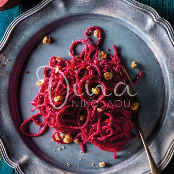 Красные спагетти со свеклой и фундуком
