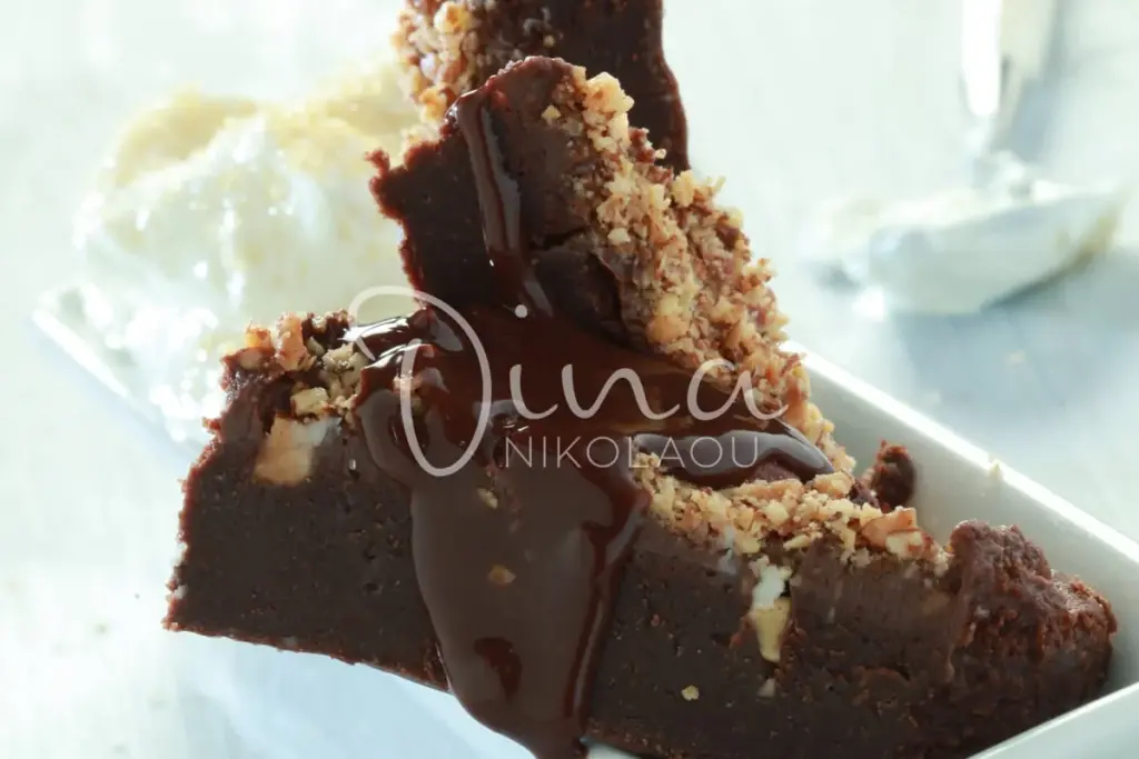 Brownies με κρέμα γιαουρτιού και γλάσο