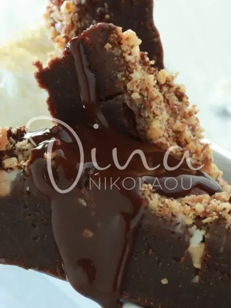 Brownies με κρέμα γιαουρτιού και γλάσο