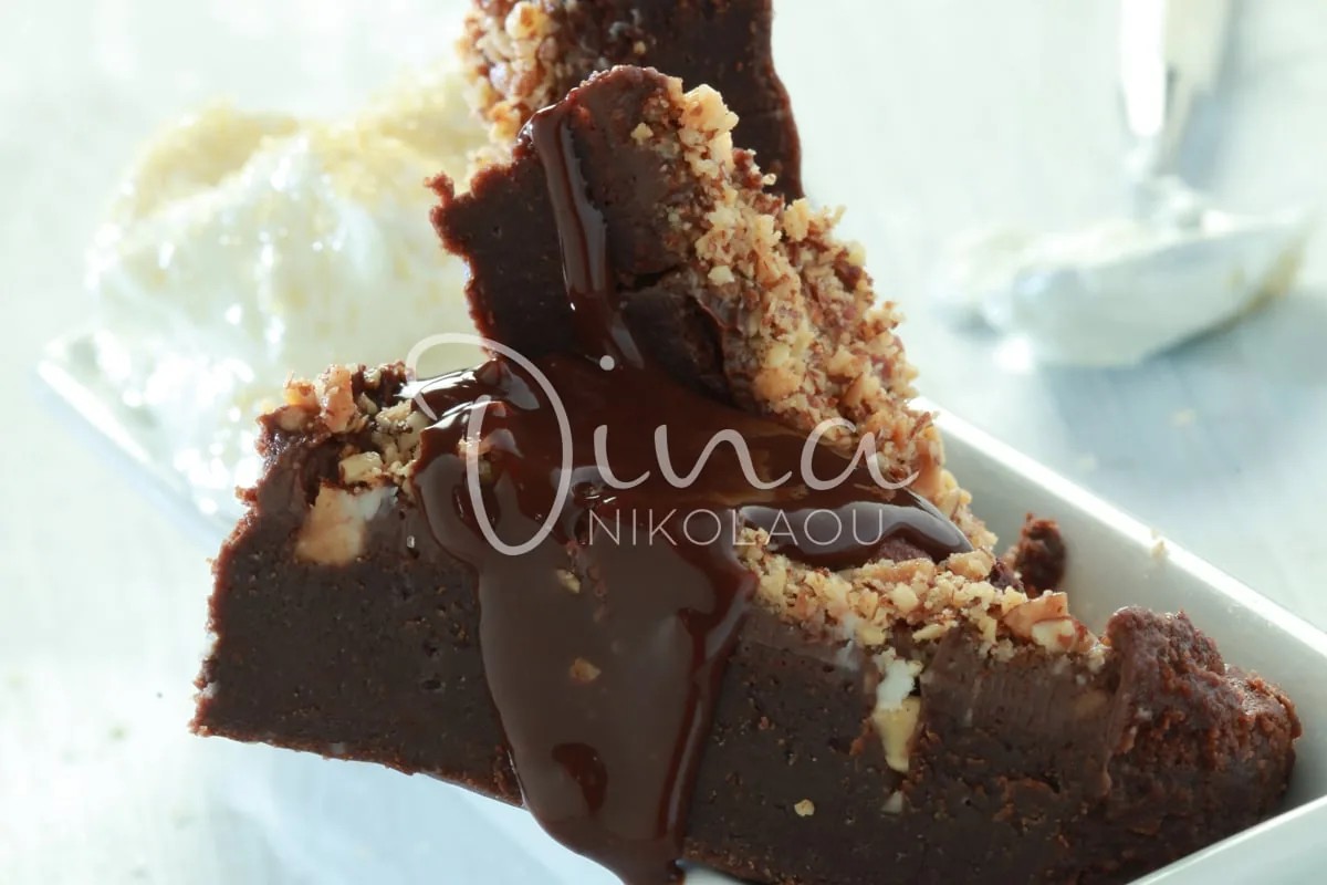 Brownies με κρέμα γιαουρτιού και γλάσο