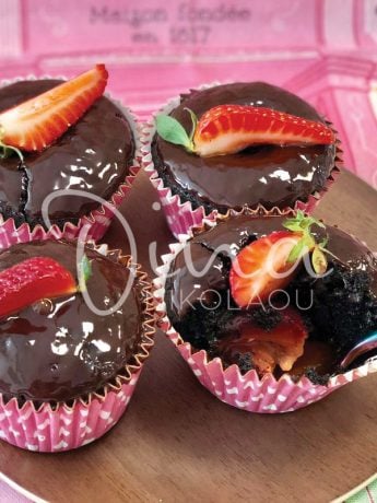 Brownies cupcakes γεμιστά με φράουλες