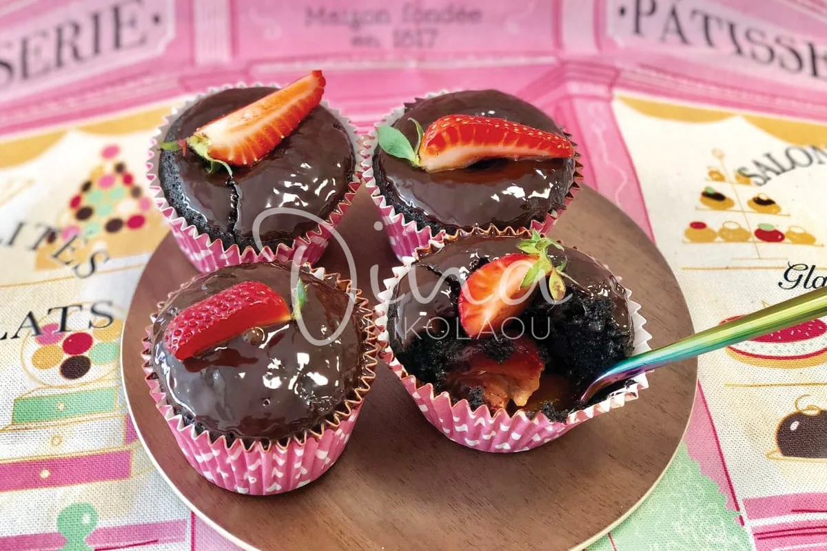 Brownies cupcakes γεμιστά με φράουλες