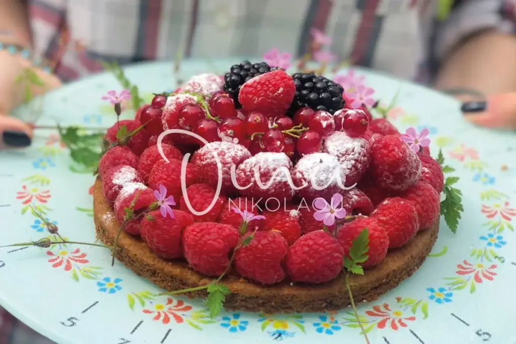 Τάρτα με βάση shortbread, φρέσκα κόκκινα φρούτα και τυρένια «καρδιά»