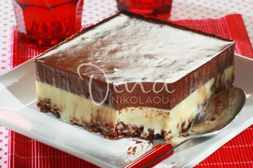Γλύκισμα ψυγείου με δημητριακά και διπλή κρέμα σοκολάτας