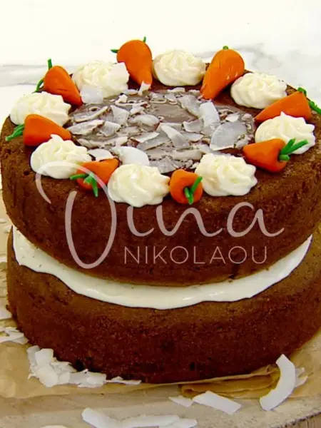 Τούρτα carrot cake με κρέμα και σάλτσα καραμέλας