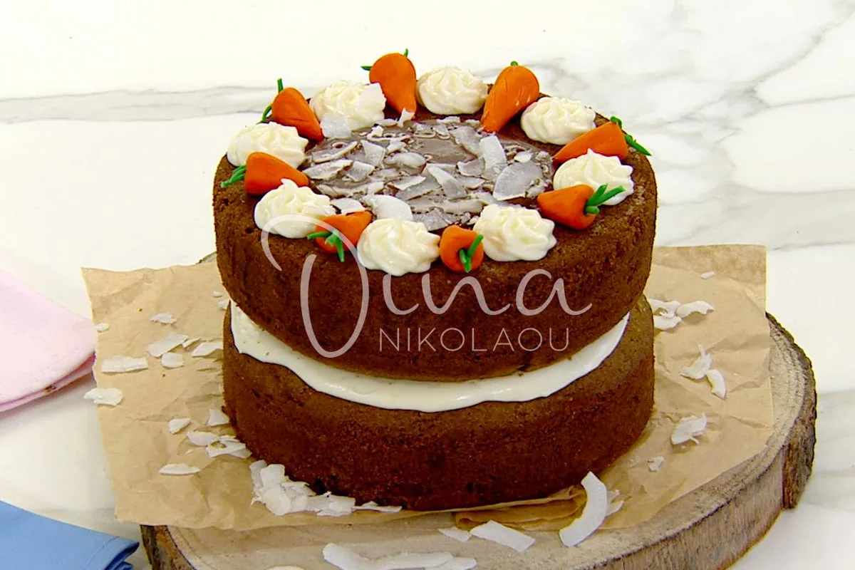 Τούρτα carrot cake με κρέμα και σάλτσα καραμέλας