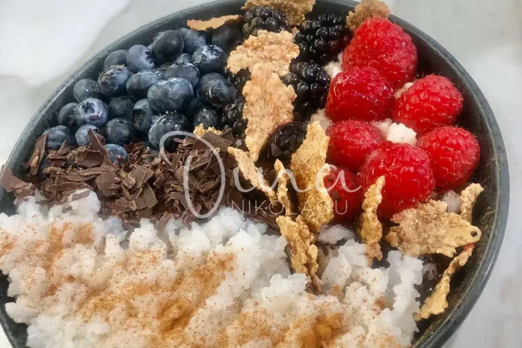 Powerbowl με ρύζι, κόκκινα φρούτα και σοκολάτα￼