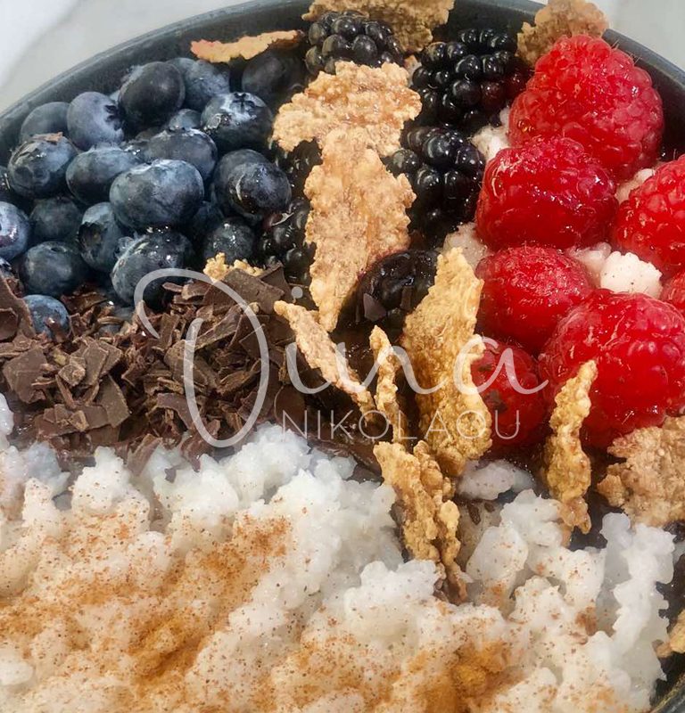 Powerbowl με ρύζι, κόκκινα φρούτα και σοκολάτα￼