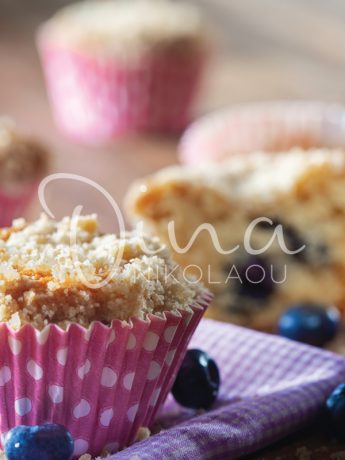 Muffins με μύρτιλα και κραμπλ κανέλας