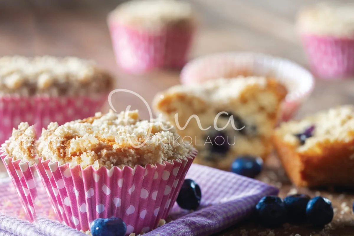 Muffins με μύρτιλα και κραμπλ κανέλας