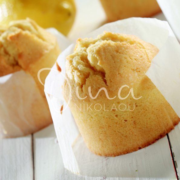 Влажный лимонный пирог с кедровыми орешками