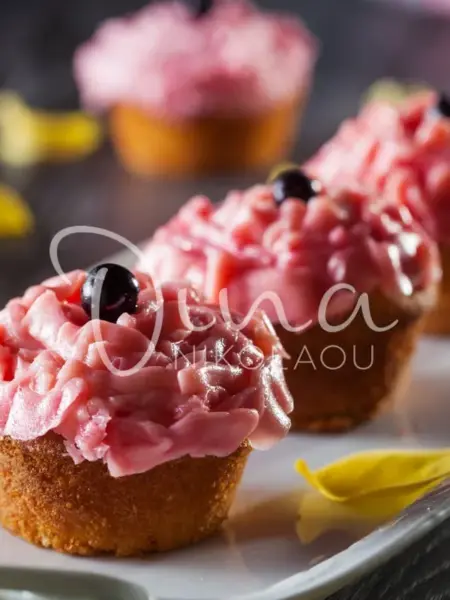 Muffins μήλου με frosting φράουλας