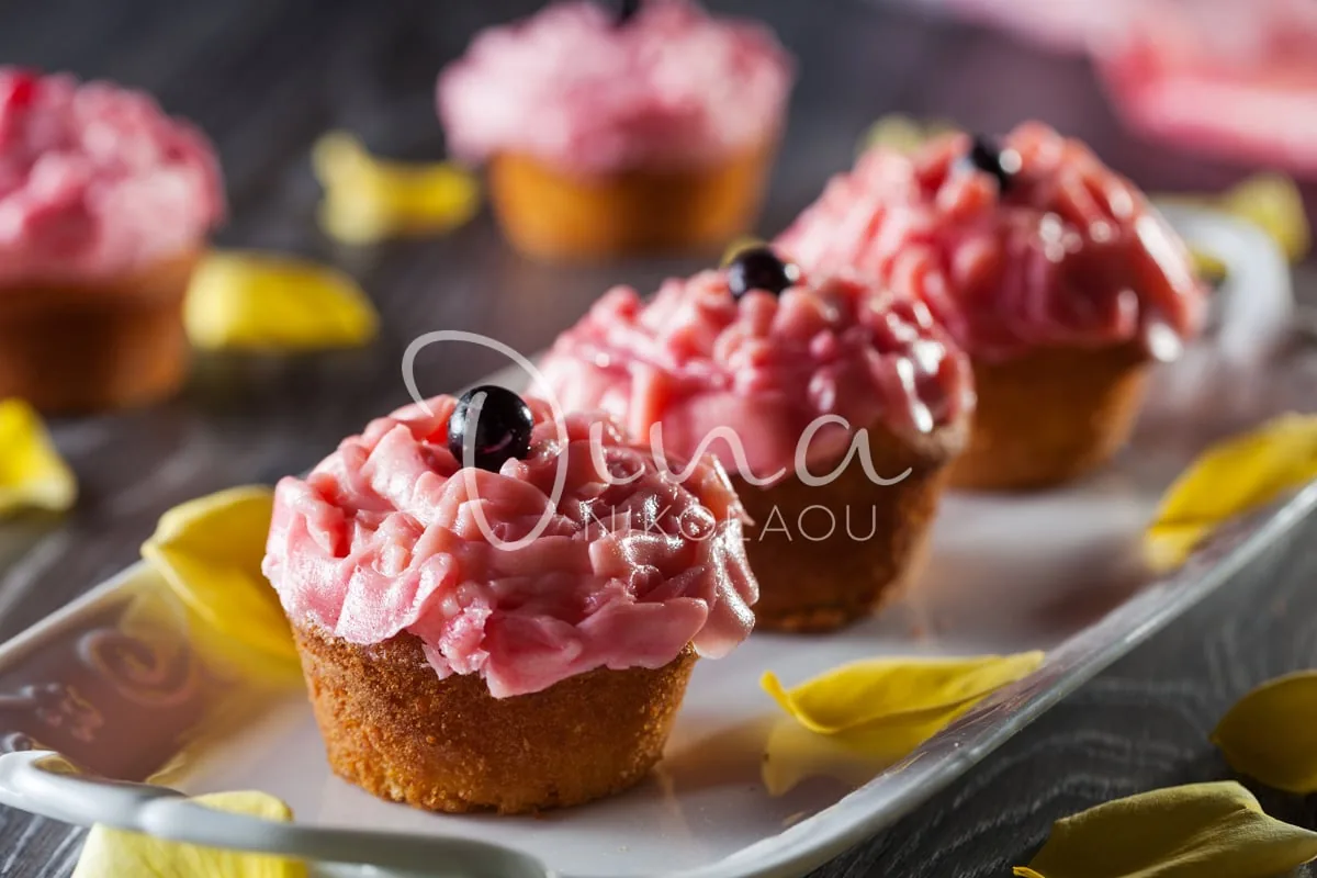 Muffins μήλου με frosting φράουλας