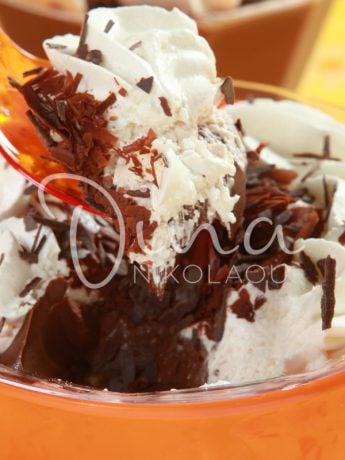 Προφιτερόλ με σάλτσα σοκολάτας και παγωτό