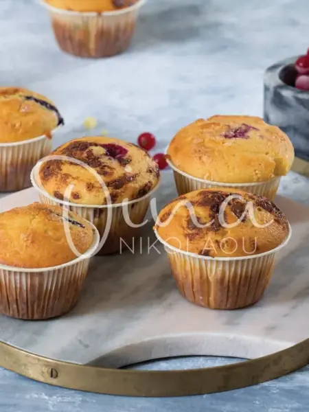 Muffins με κομματάκια σοκολάτας και φρέσκα κόκκινα φρούτα