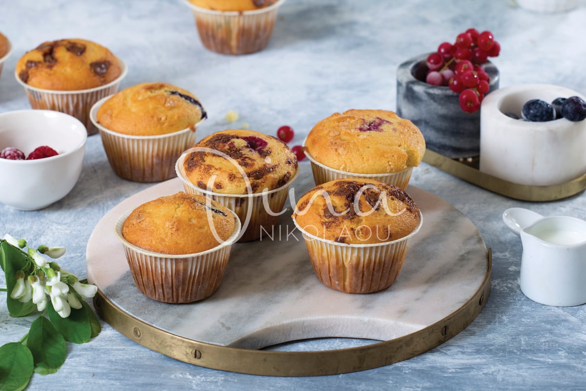 Muffins με κομματάκια σοκολάτας και φρέσκα κόκκινα φρούτα