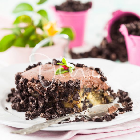 Gâteau au sirop avec biscuits et mousse au chocolat