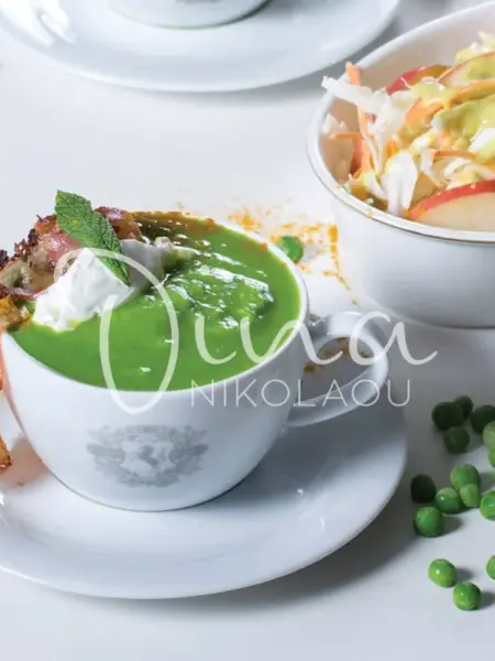 Σούπα αρακά με σάλτσα γιαουρτιού βελουτέ