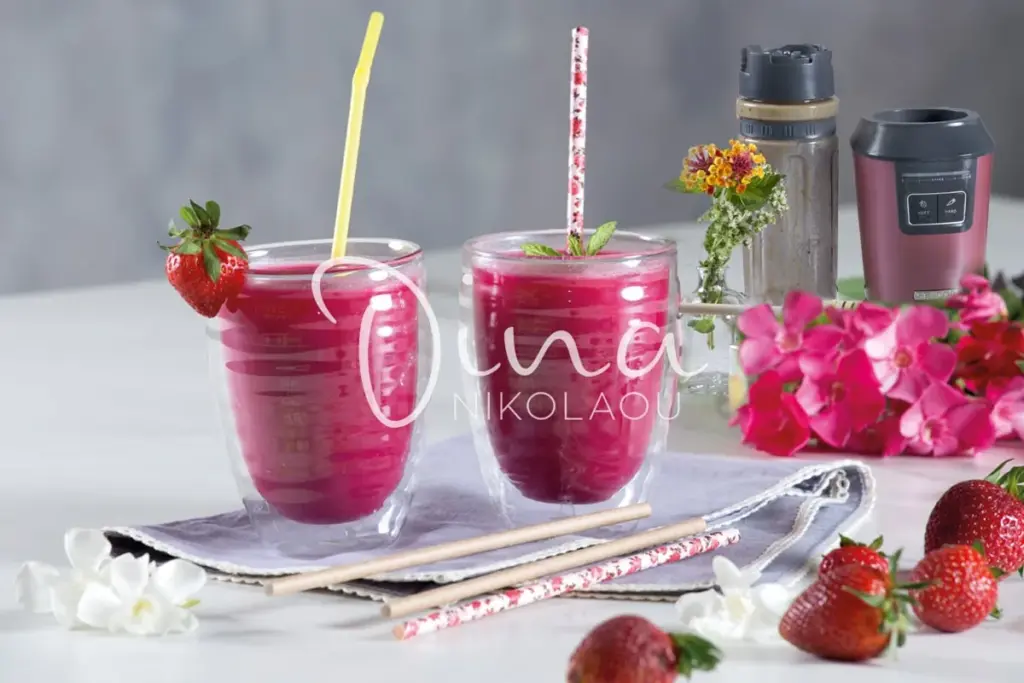 κόκκινο smoothie με παντζάρι και φράουλες