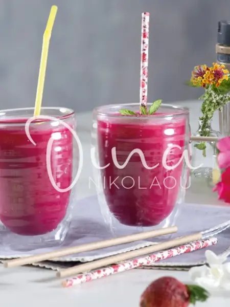 κόκκινο smoothie με παντζάρι και φράουλες