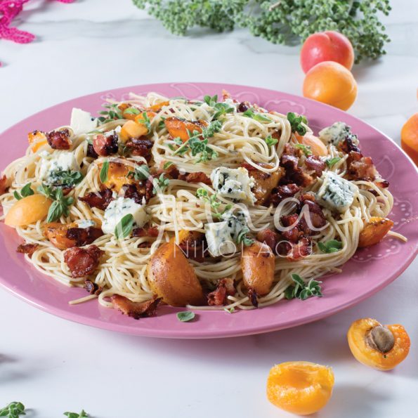 Спагетти с абрикосом, беконом и голубым сыром