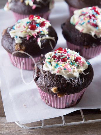 Muffins σοκολατένια με κομματάκια λευκής σοκολάτας