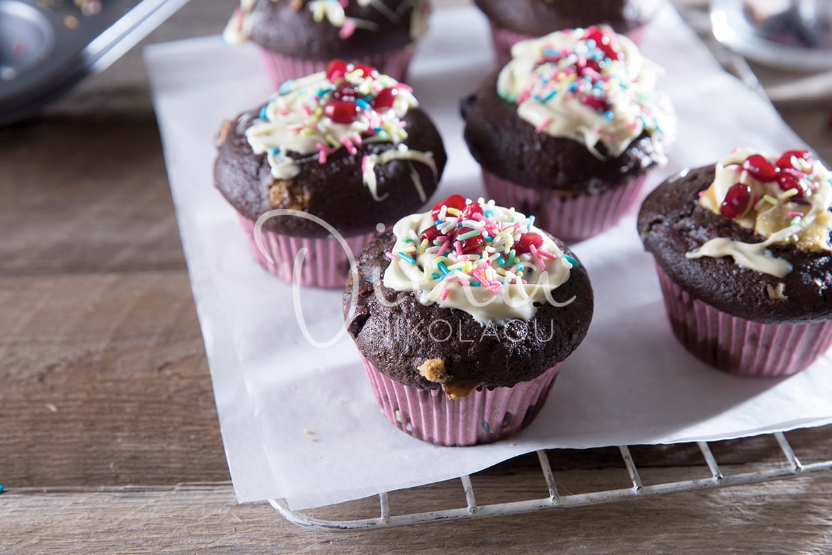 Muffins σοκολατένια με κομματάκια λευκής σοκολάτας