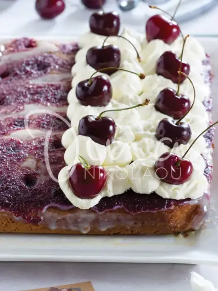 Poke cake με κεράσια