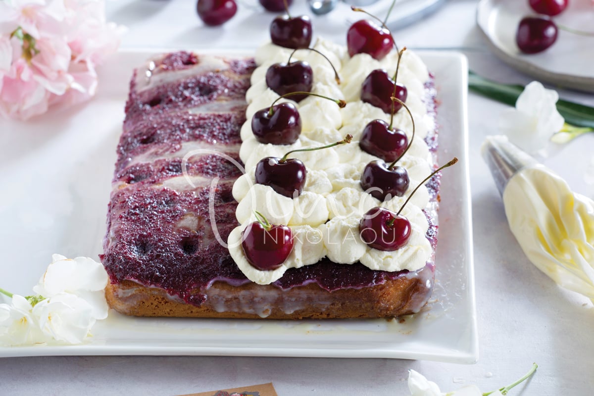 Poke cake με κεράσια