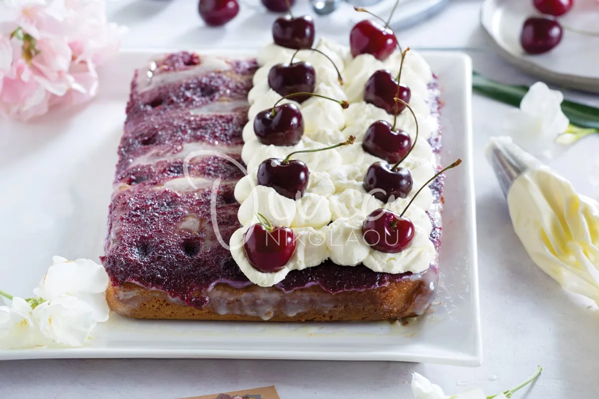 Poke cake με κεράσια