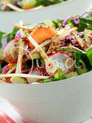 Salade verte mélangée avec vinaigrette à l'orange