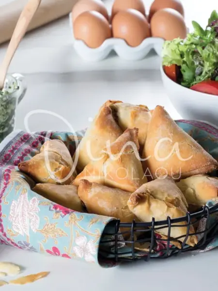 Σπανακοπιτάκια με γραβιέρα Νάξου