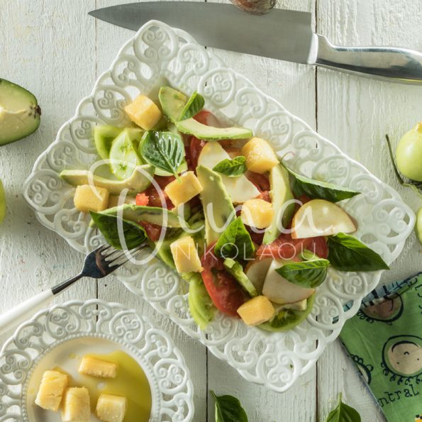 Салат с двумя помидорами, авокадо и грушей