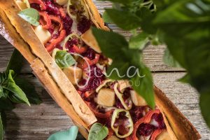 Τάρτα με κρέμα τυριών, πιπεριές και λαδοτύρι